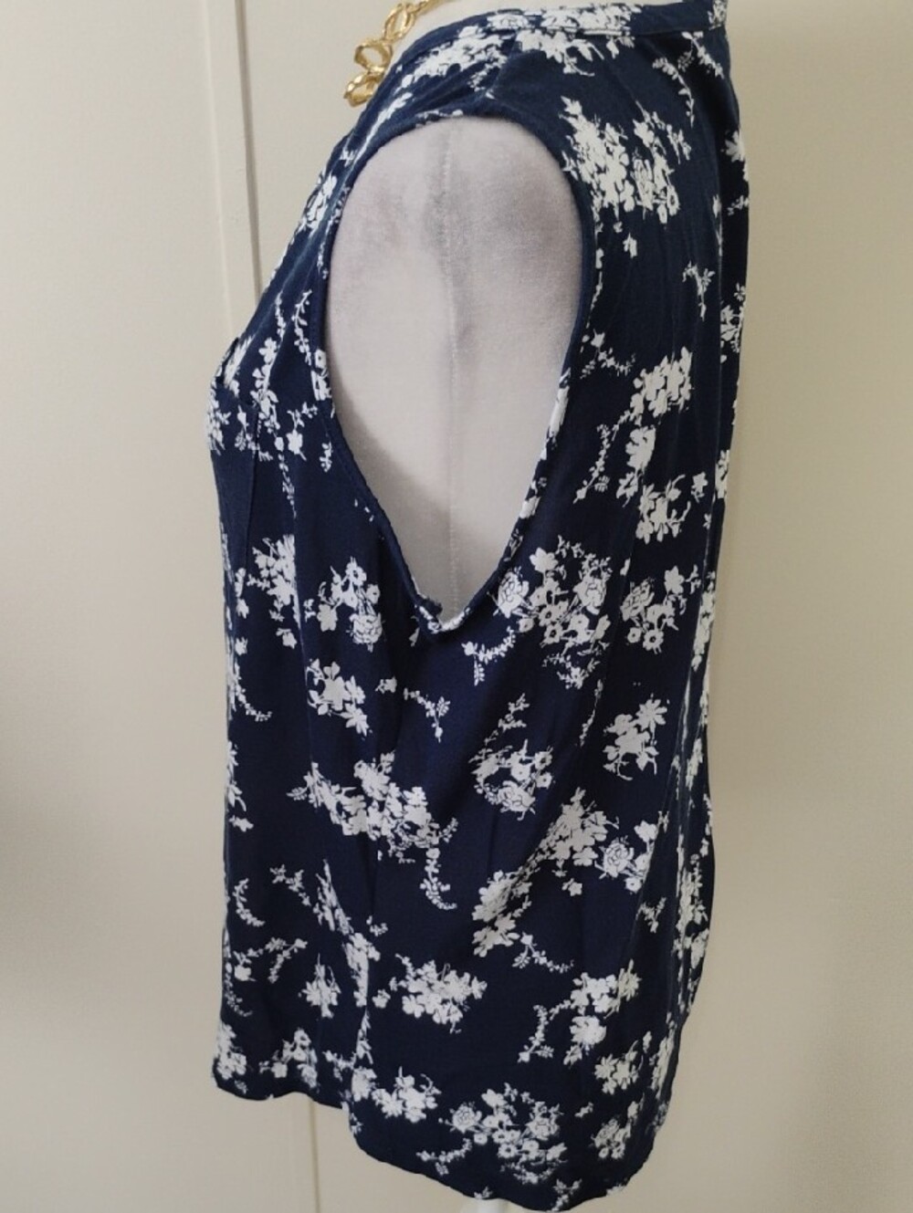 Liz Claiborne Navy and White Sleeveless Floral Henley Top - Picture 4 of 7